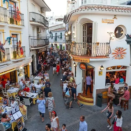 Jimena Sevilla En El Centro De Nerja